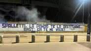 Faixa colocada do lado de fora do estádio Diego Armando Maradona - Divulgação/ Redes Sociais