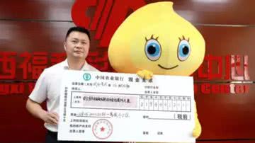 Homem recebendo o prêmio fantasiado - Reprodução/Baidu/South China Morning Post
