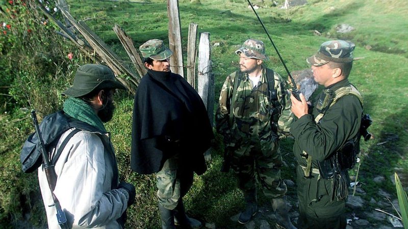 Guerrilheiros da Farc na Colômbia em 2002