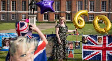 Fãs de Lady Di nos jardins do Palácio de Kensington - Getty Images