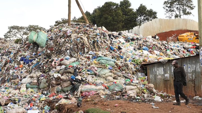 Foto retratando a montanha de dejetos têxteis enviados do Reino Unido para o Quênia - Divulgação / Clean Up Kenya