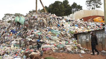 Foto retratando a montanha de dejetos têxteis enviados do Reino Unido para o Quênia - Divulgação / Clean Up Kenya