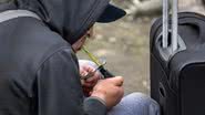 Fotografia de morador de rua fumando fentanil nos Estados Unidos - Getty Images