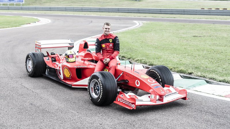 Michael Schumacher utilizou a Ferrari leiloada em nove corridas em 2003 - Divulgação/Twitter: @rmsothebys e @Sothebys