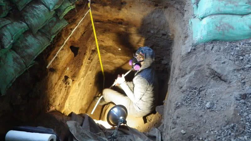 Arqueólogos coletando material em caverna no Oregon, Estados Unidos - Divulgação - John Blong