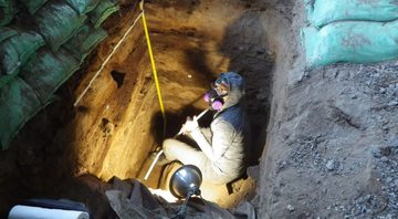 Arqueólogos coletando material em caverna no Oregon, Estados Unidos - Divulgação - John Blong
