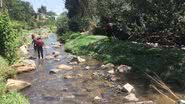 Trecho de vídeo das buscas por corpos ou desaparecidos vítimas de enchente repentina no rio Jukskei - Reprodução/Vídeo/Twitter: @ZimojaL