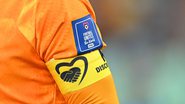Jogador utiliza braçadeira em apoio a campanha da FIFA 'no discrimination' - Getty Images