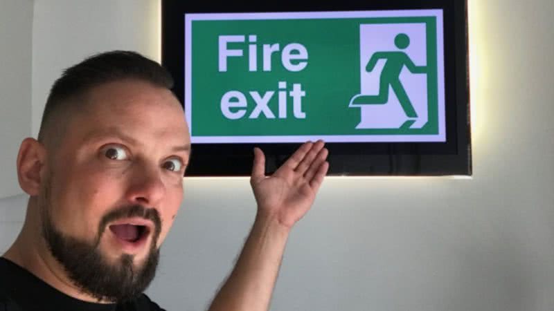 Fotografia mostrando Fire Exit na frente de uma placa com seu nome - Divulgação/ Redes Sociais/ Arquivo Pessoal