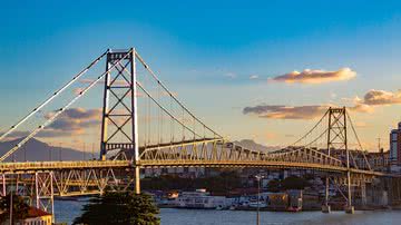 Imagem ilustrativa da ponte pênsil Hercílio Luz, em Florianópolis - Foto de Fotos-GE, via Pixabay