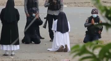 Imagem da freira ajoelhada na frente de militares - Divulgação/Youtube