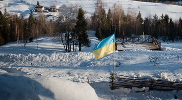 Uma das fronteiras ucranianas com bandeira do país - Getty Images
