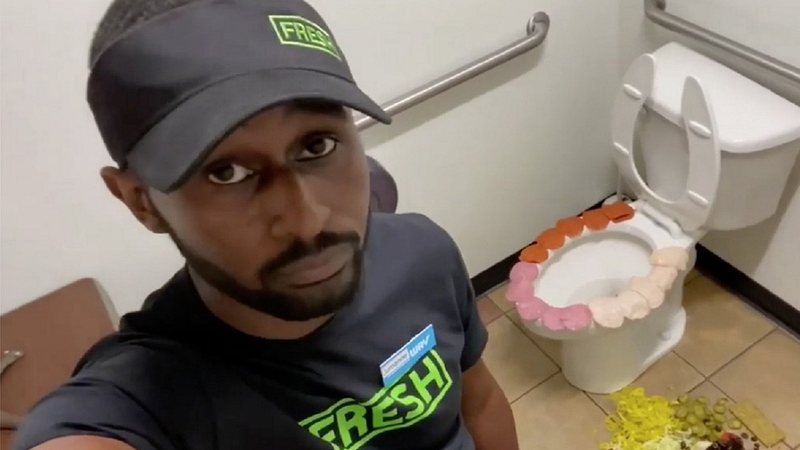 Funcionário colocando alimentos em vaso sanitário - Divulgação/Reddit