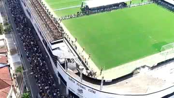 Imagem aérea revela fila quilométrica em ruas que cercam a Vila Belmiro, estádio do Santos FC - Divulgação / Band
