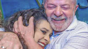 Gal Costa abraçada com Lula - Reprodução/Redes Sociais/@ricardostuckert