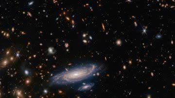 Galáxia LEDA no canto inferior da imagem - Divulgação / NASA