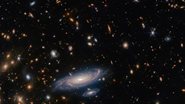 Galáxia LEDA no canto inferior da imagem - Divulgação / NASA