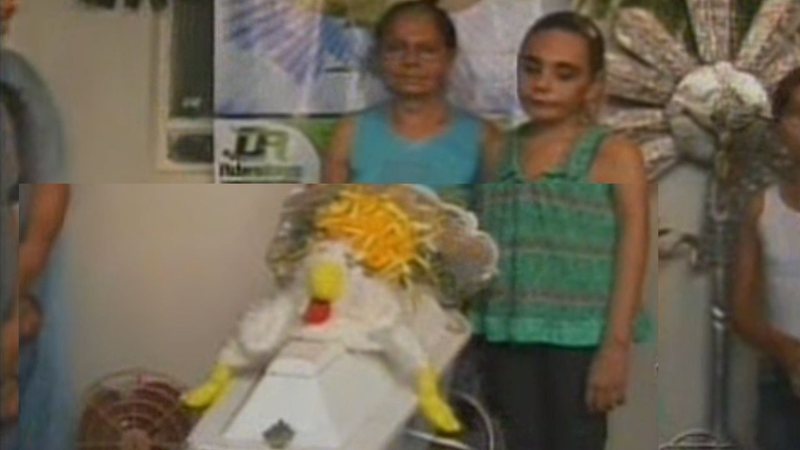 Cerimônia funerária em homenagem a galinha Rafinha - Divulgação / YouTube / TV Tambaú