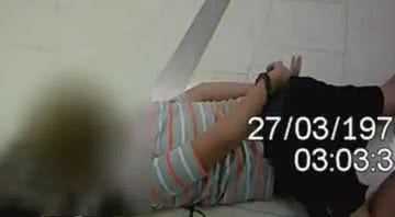Trecho do vídeo mostrando criança algemada. - Divulgação
