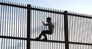 Criança escalando o muro que separa os Estados Unidos do México - Wikimedia Commons