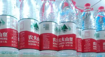 Imagem ilustrativa das garrafas de água da empresa Nongfu Spring - Wikimedia Commons