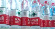 Imagem ilustrativa das garrafas de água da empresa Nongfu Spring - Wikimedia Commons