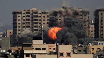 Fotografia desta quinta-feira, 12, com explosão na Faixa de Gaza após bombardeio israelense - Getty Images
