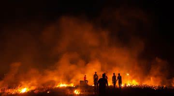 Palestinos queimam pneus durante uma manifestação a leste da Cidade de Gaza, na fronteira com Israel, em 15 de junho de 2021 - Getty Images