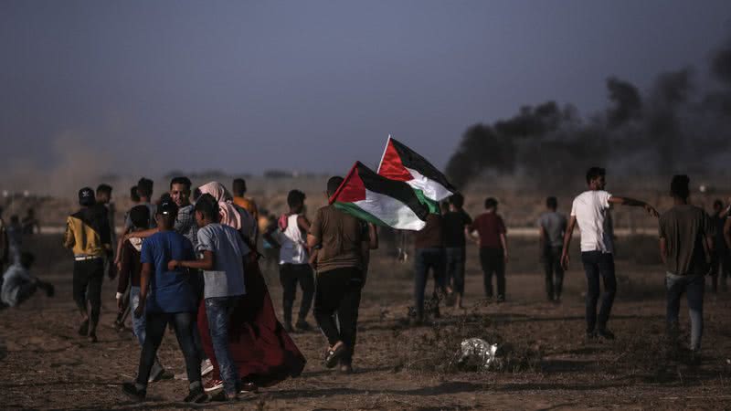 Palestinos reunidos na região da Faixa de Gaza - Getty Images