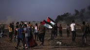 Manifestantes palestinos se reúnem perto da fronteira da Faixa de Gaza com Israel durante uma manifestação - Getty Images