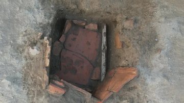 Antiga "geladeira" encontrada encontrada em Novae - Reprodução / Krzysztof Narloch Fechar