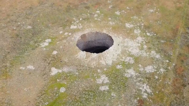 Fotografia de drone registra o buraco na Sibéria - Divulgação/Igor Bogoyavlensky