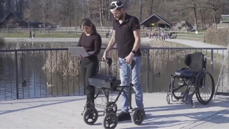Trecho de vídeo que mostra Gert-Jan Oskam caminhando com a ajuda dos novos equipamentos - Divulgação/ Youtube/ USA Today