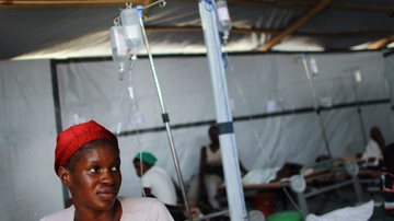 Paciente sendo tratada contra a cólera no Haiti - Getty Images