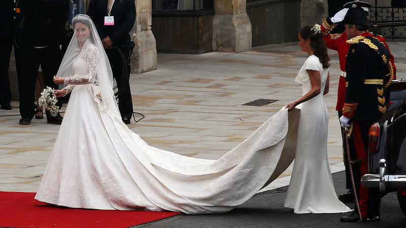 A curiosa reação de Elizabeth II com o vestido de casamento de Kate ...