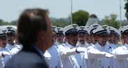 Bolsonaro observando cadetes da Força Aérea durante cerimônia - Getty Images