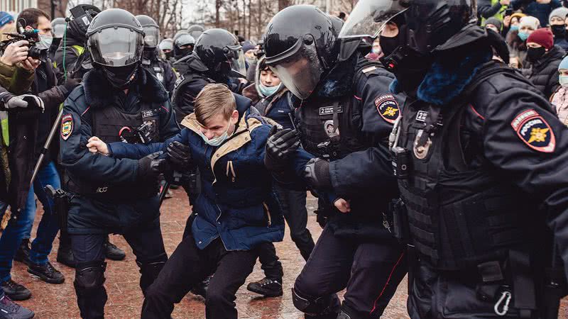 Policia prendendo manifestante russo - Getty Images