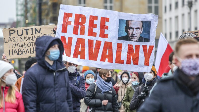 Cartazes de protesto contra a prisão de Alexei Navalny