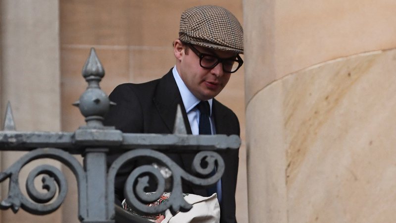 Simon Bowes-Lyon chegando ao tribunal - Getty Images