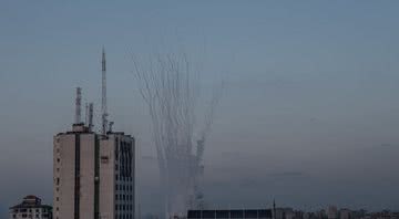 Muitos foguetes têm sido lançados por Israel e pelo Hamas - Getty Images