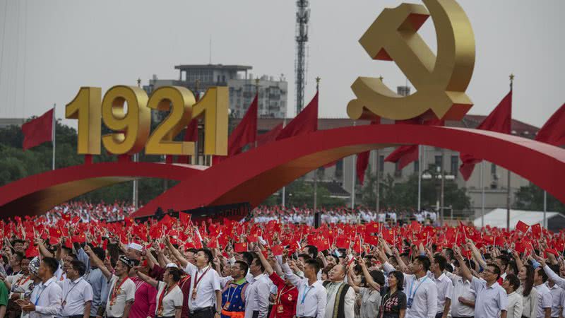 Pessoas reunidas em Pequim para celebras os 100 anos do Partido Comunista da China - Getty Images