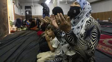 Mulheres e crianças afegãs rezam em uma mesquita - Getty Images