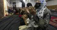 Mulheres e crianças afegãs rezam em uma mesquita - Getty Images