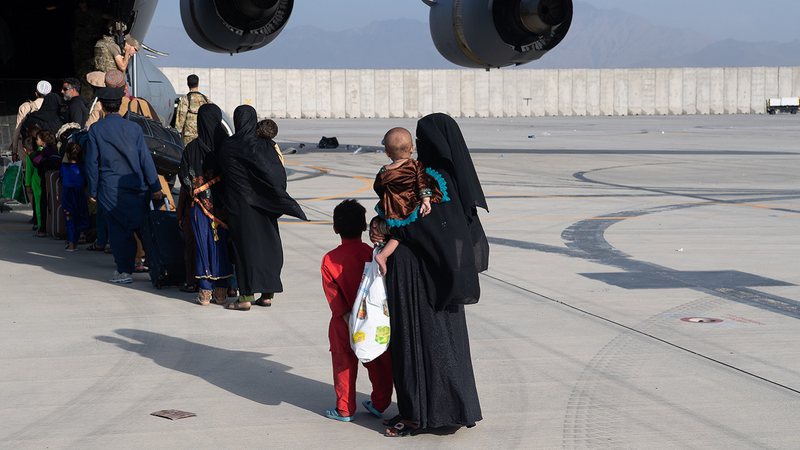 Pessoas embarcando e avião no aeroporto de Cabul - Getty Images