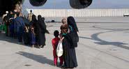 Pessoas embarcando e avião no aeroporto de Cabul - Getty Images