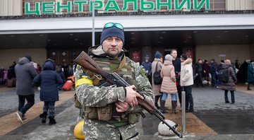 Combatente ucraniano em Kiev - Getty Images