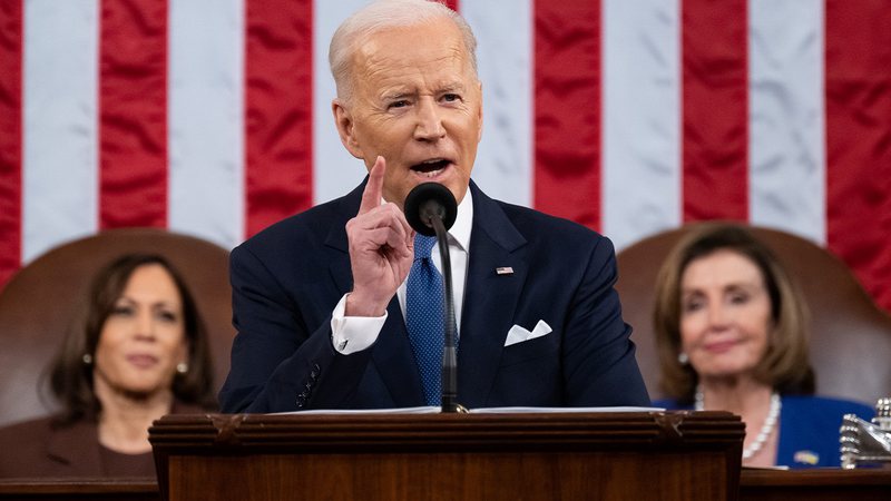 Joe Biden, presidente dos Estados Unidos, durante pronunciamento no Congresso; Kamala Harris (vice-presidente) e Nancy Pelosi (Presidente da Câmara) estão ao fundo