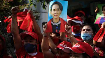 Mianmarenses protestando contra a prisão de Aung San Suu Kyi - Getty Images