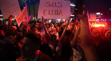 Imagem de manifestantes em Cuba - Getty Images