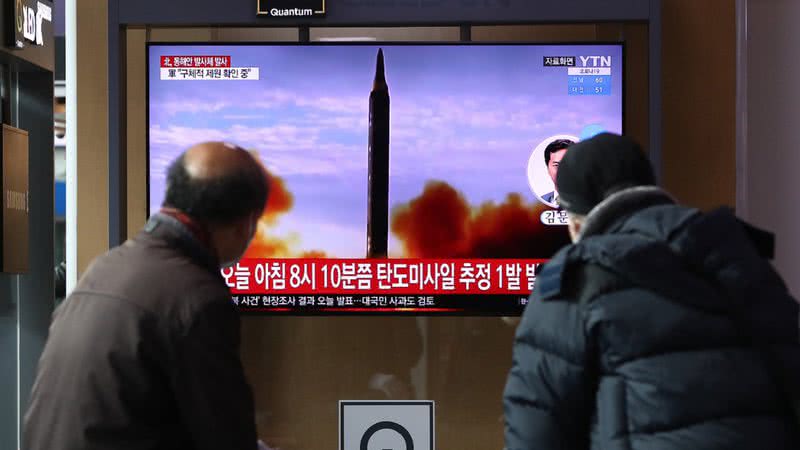 Coreanos observando o lançamento de um míssil em 5 de janeiro de 2022